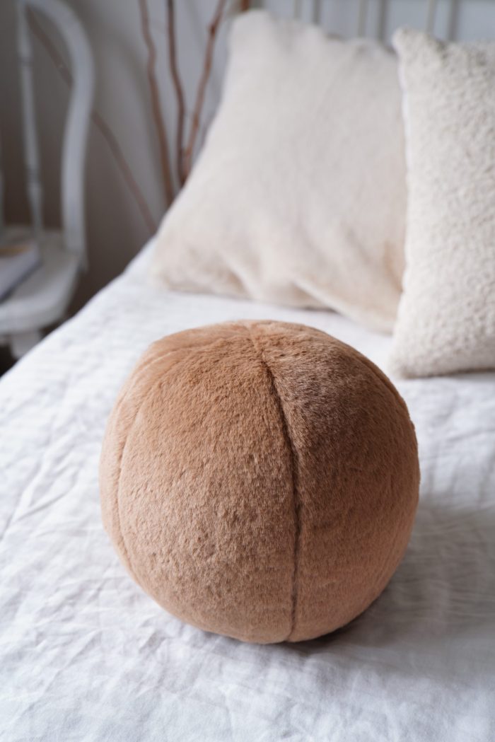 Peluş Top Yastık Kahve - Görsel 3