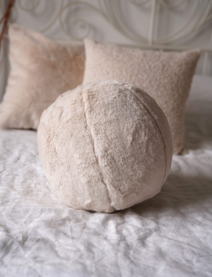 Peluş Top Yastık Bej Top Kırlent